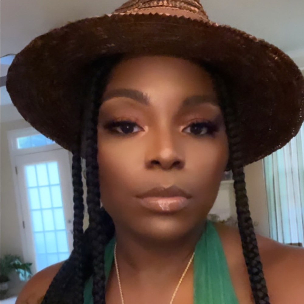 Meet your Posher, Deondra